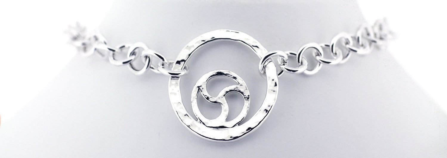 Sterling silver day collar with hammered O ring and Triskele design, handmade with European grade silver. Can be worn as a choker or loose, with a heavy lobster clasp and expertly soldered links for a polished finish. Perfect for elegant and discreet fashion statements.